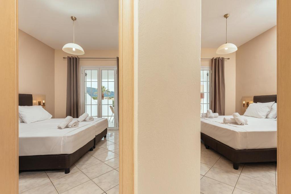 Postel nebo postele na pokoji v ubytování Yakinthos Hotel