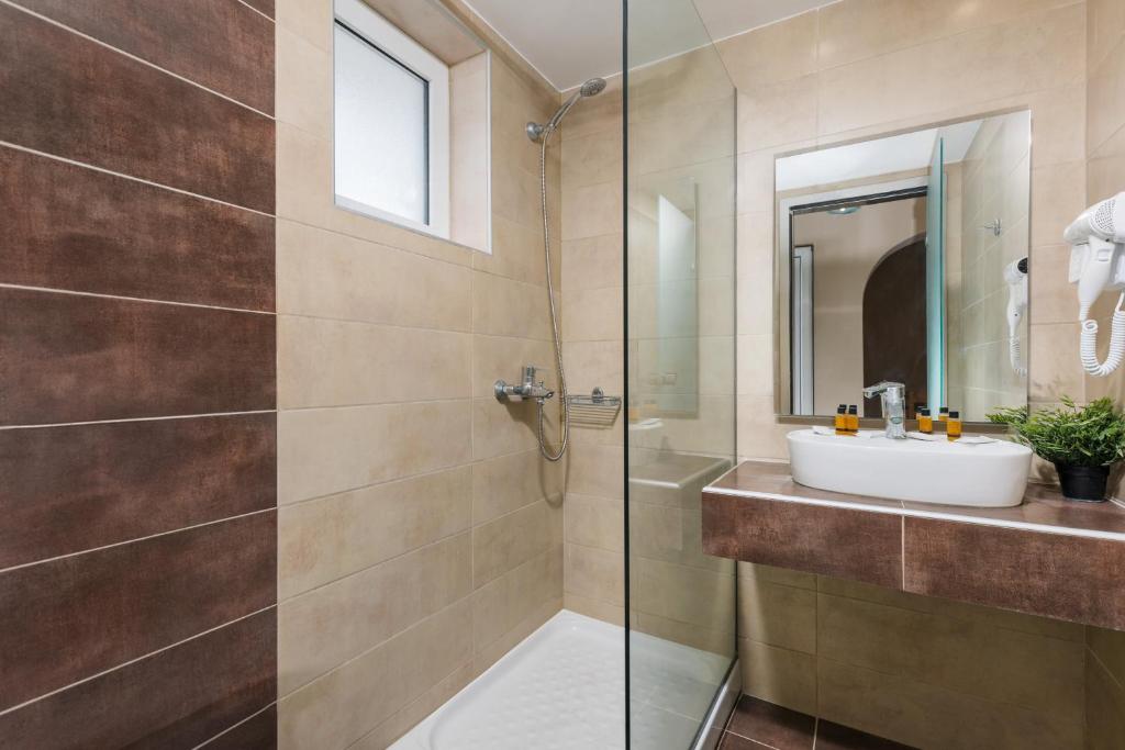 Koupelna v ubytování Yakinthos Hotel