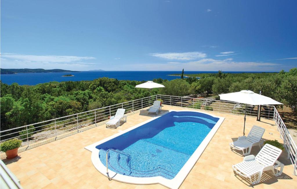 Bazén v ubytování Holiday Home Pelegrin 58 nebo v jeho okolí