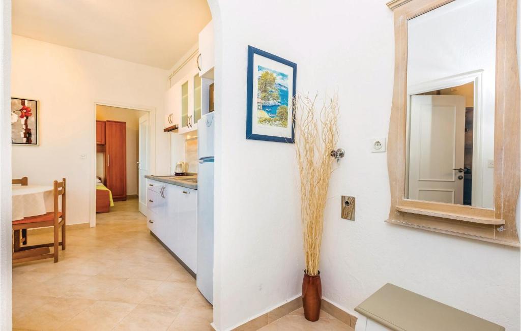 Fotografie z fotogalerie ubytování Gorgeous Apartment In Supetarska Draga v destinaci Supetarska Draga