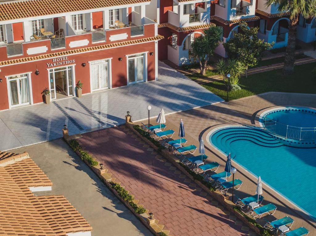 Bazén v ubytování Yakinthos Hotel nebo v jeho okolí