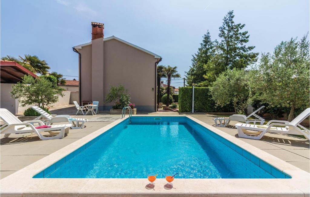 Bazén v ubytování Holiday Home Segotici Cr nebo v jeho okolí