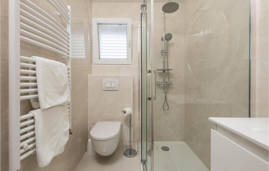 Kúpeľňa v ubytovaní 1 Bedroom Stunning Apartment In Kampor