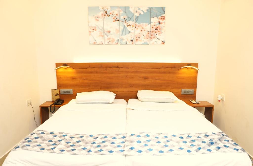 Postel nebo postele na pokoji v ubytování Cosy Banjara Guest House