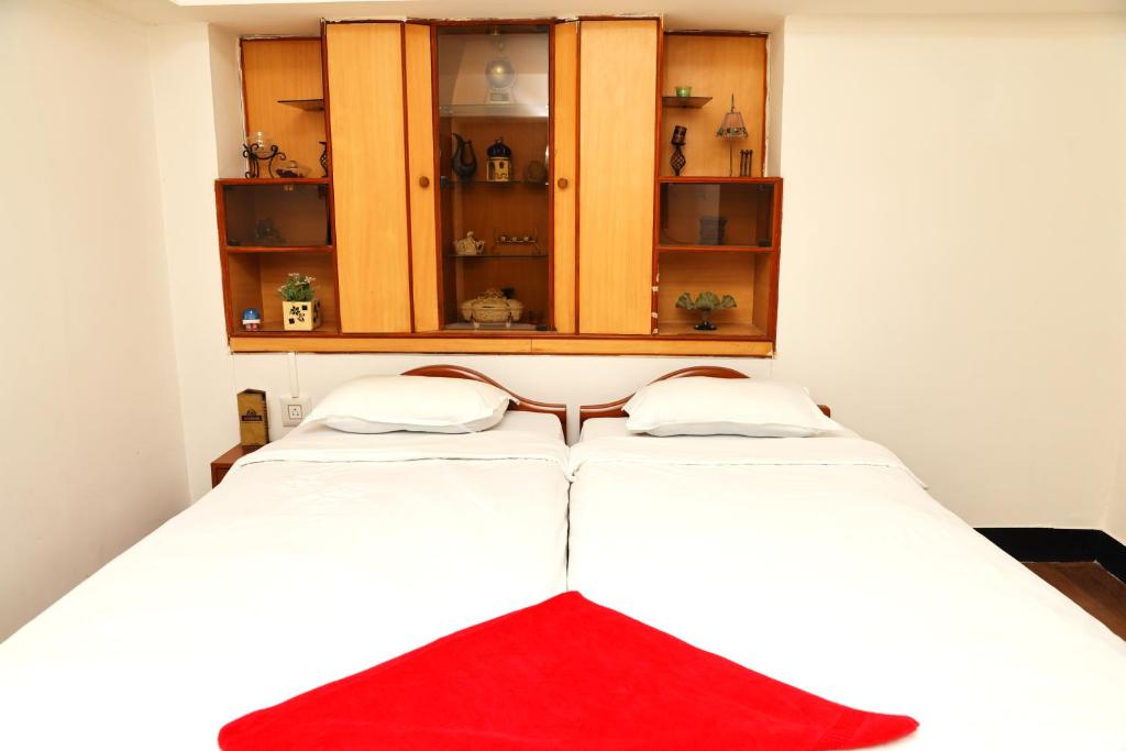 Postel nebo postele na pokoji v ubytování Cosy Banjara Guest House