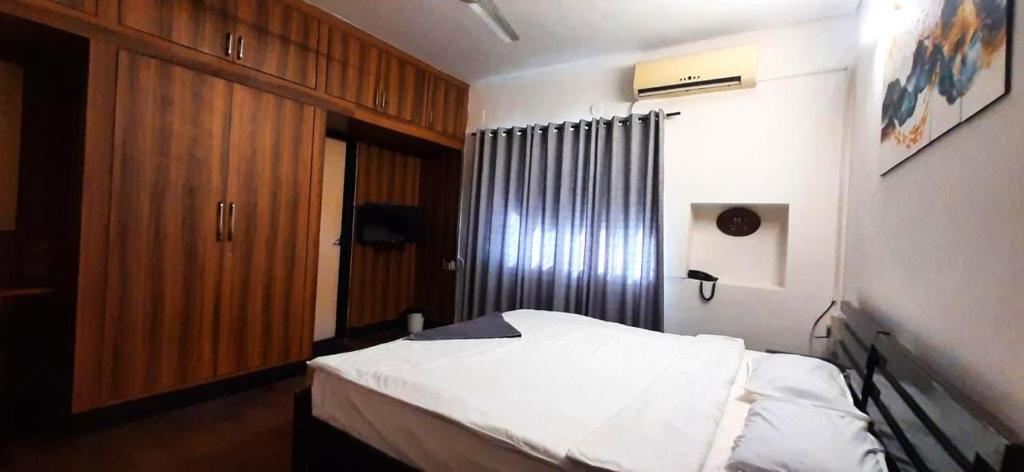 Postel nebo postele na pokoji v ubytování Cosy Banjara Guest House