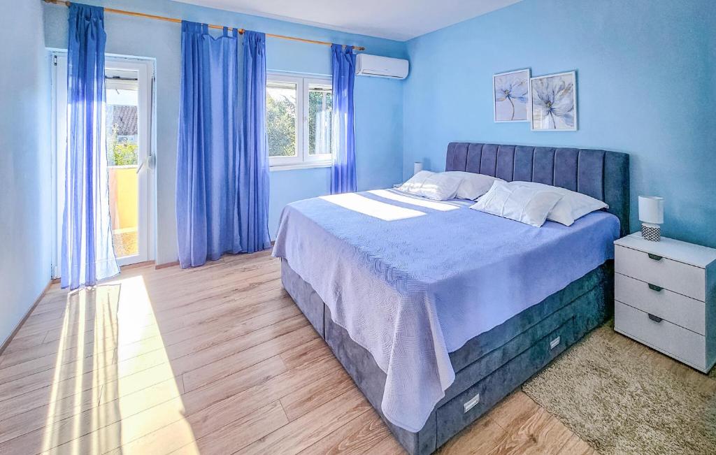 Posteľ alebo postele v izbe v ubytovaní Four-Bedroom Holiday Home In Vrsi