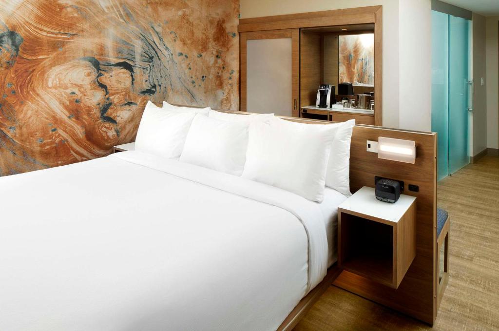 Postel nebo postele na pokoji v ubytování Cambria Hotel Phoenix Chandler - Fashion Center