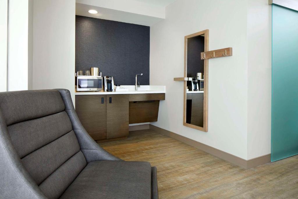 Kuchyň nebo kuchyňský kout v ubytování Cambria Hotel Phoenix Chandler - Fashion Center