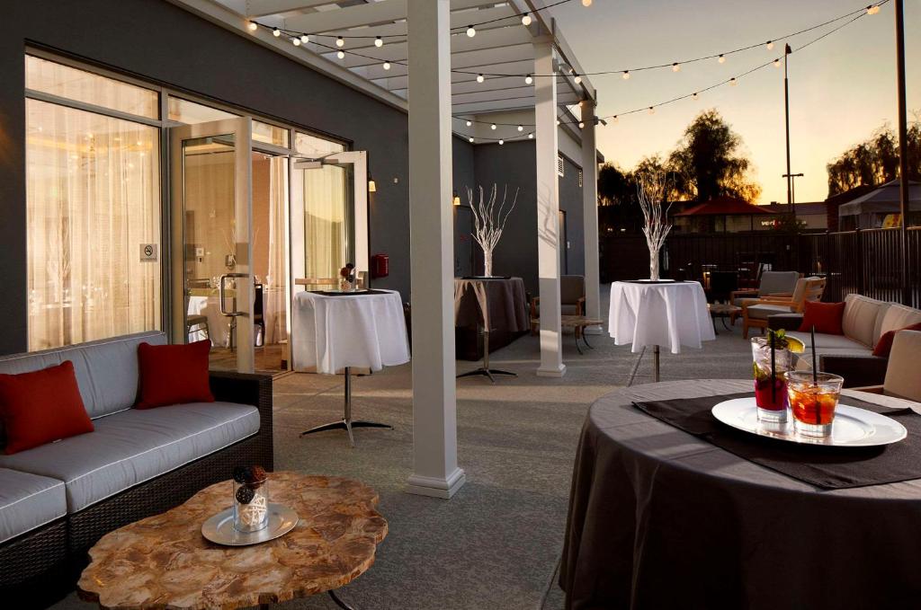 Nápoje v ubytování Cambria Hotel Phoenix Chandler - Fashion Center