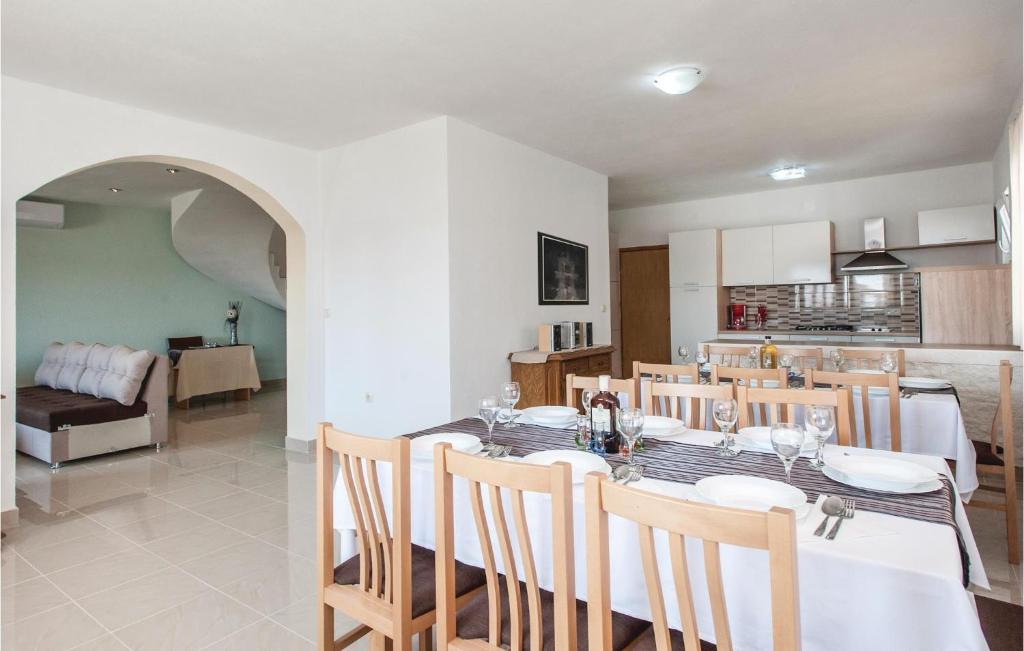 Kuchyňa alebo kuchynka v ubytovaní Six-Bedroom Holiday Home In Sevid
