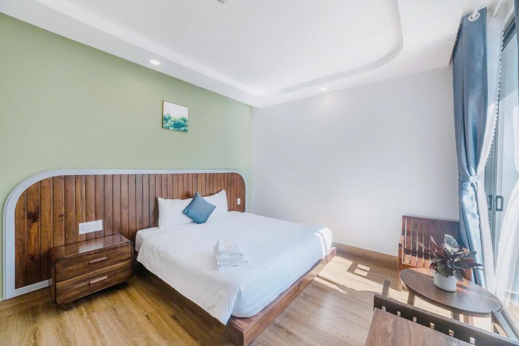 Postel nebo postele na pokoji v ubytování Mega Sky Dalat Hotel
