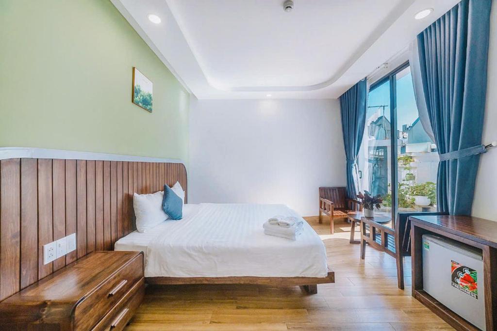 Postel nebo postele na pokoji v ubytování Mega Sky Dalat Hotel