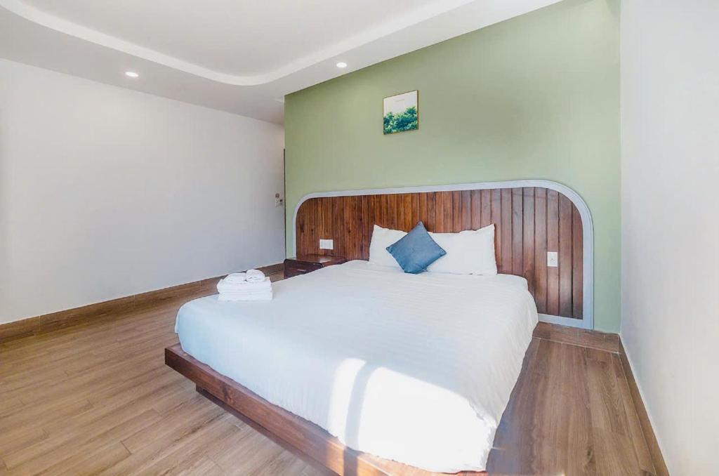 Postel nebo postele na pokoji v ubytování Mega Sky Dalat Hotel