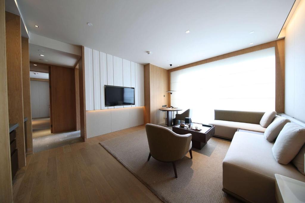 TV a/nebo společenská místnost v ubytování Joyze Hotel Xiamen, Curio Collection By Hilton