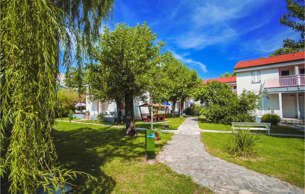 Ogród w obiekcie Awesome Apartment In Baska With Wifi
