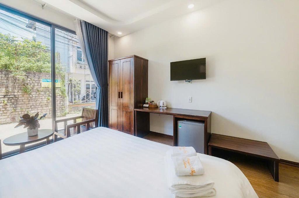 Postel nebo postele na pokoji v ubytování Mega Sky Dalat Hotel
