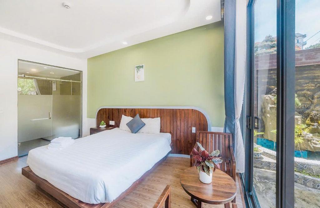 Postel nebo postele na pokoji v ubytování Mega Sky Dalat Hotel