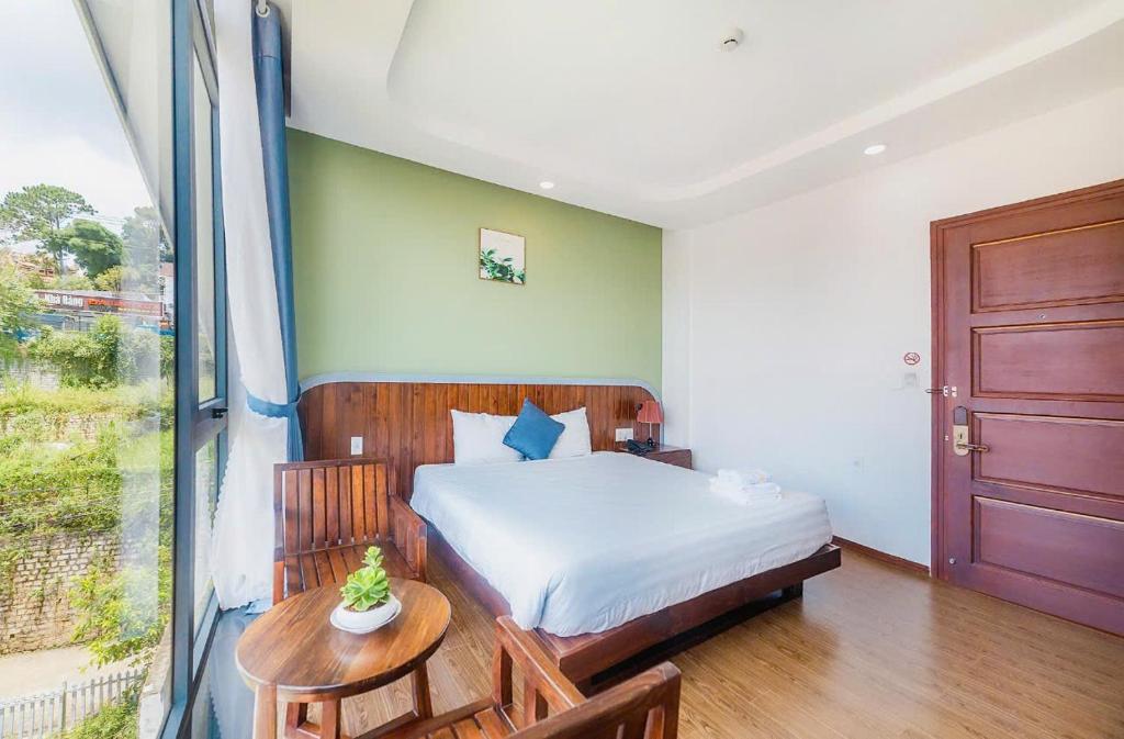 Postel nebo postele na pokoji v ubytování Mega Sky Dalat Hotel