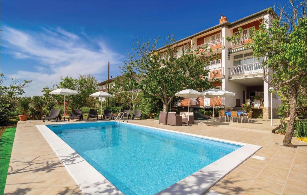 Πισίνα στο ή κοντά στο 2 Bedroom Awesome Apartment In Barbat