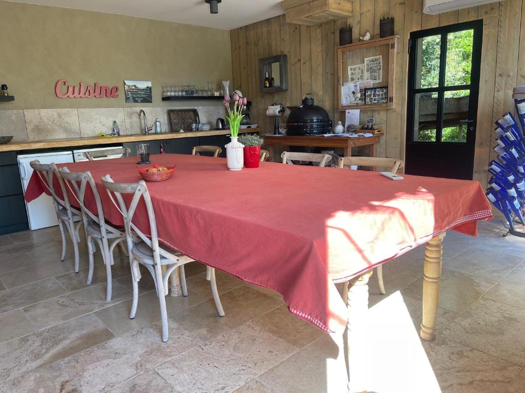 Kuchyň nebo kuchyňský kout v ubytování Une Sieste en Luberon