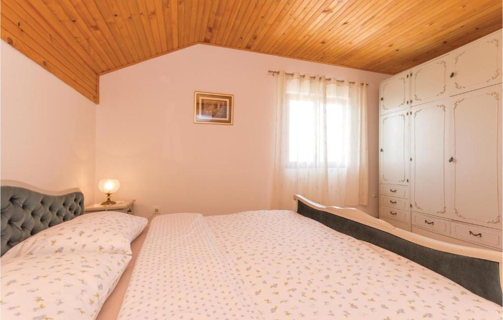 Posteľ alebo postele v izbe v ubytovaní Four-Bedroom Holiday Home In Lisicic