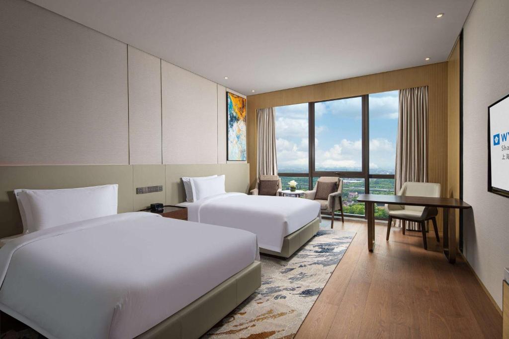 Postel nebo postele na pokoji v ubytování Wyndham Shanghai Pudong