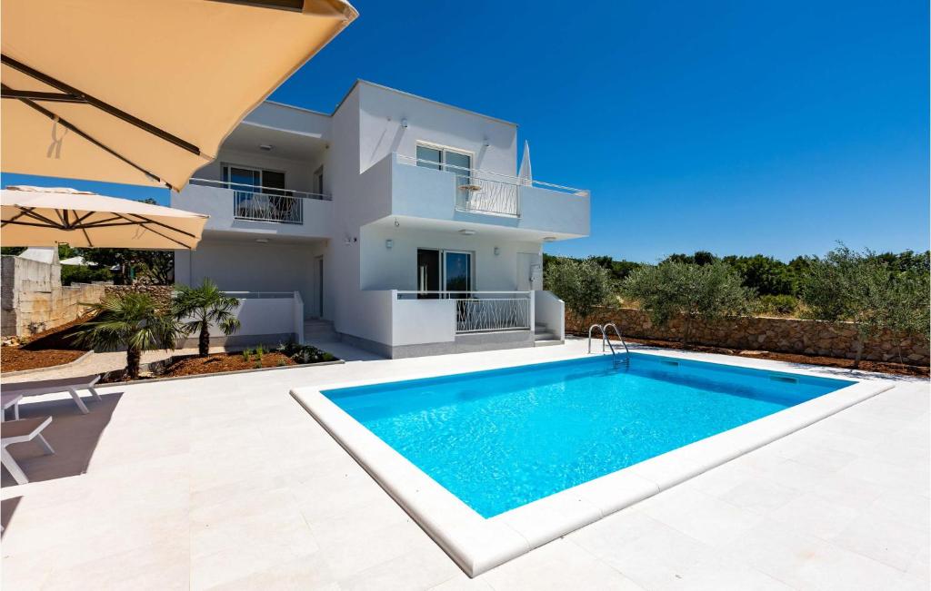 Bazén v ubytování Pet Friendly Home In Punat With Kitchen nebo v jeho okolí
