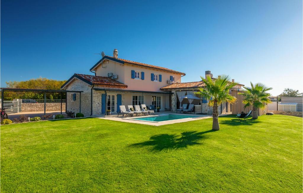 Πισίνα στο ή κοντά στο Beautiful Home In Maruzini With Sauna
