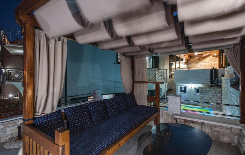 Posedenie v ubytovaní Six-Bedroom Holiday Home In Sevid