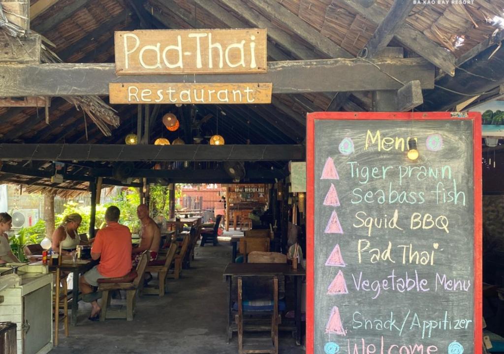 Un restaurante u otro lugar para comer en Phi Phi Ba Kao Bay Resort