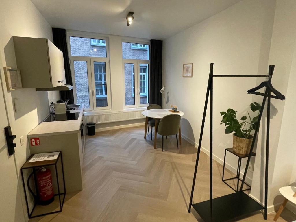 cocina y comedor con mesa en una habitación en Stadsstudio op toplocatie, en Amberes