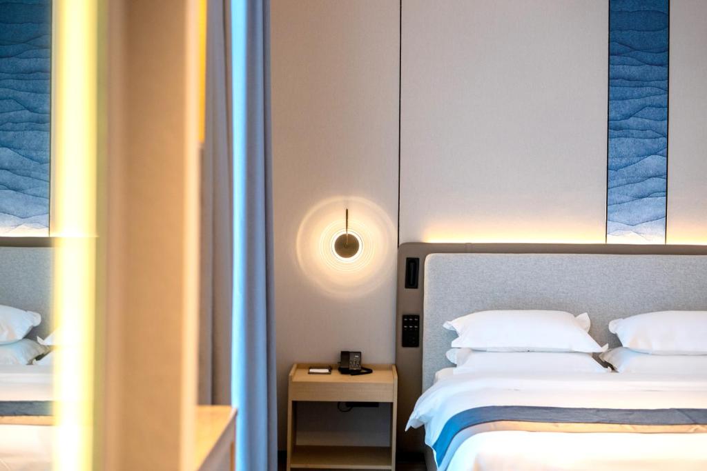 Postel nebo postele na pokoji v ubytování Chaozhou Yuyu Hotel