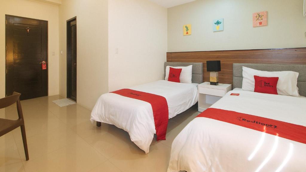 RedDoorz @ Leoncia Apartelle Mandaue City - Twin Room