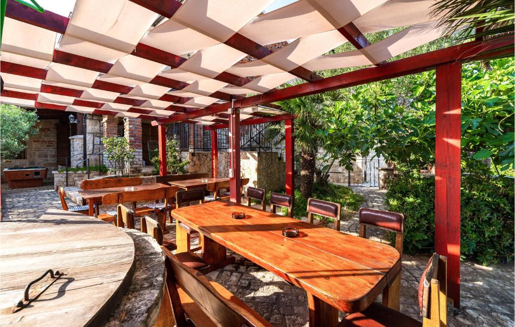 Restauracja lub miejsce do jedzenia w obiekcie Five-Bedroom Holiday Home In Vir