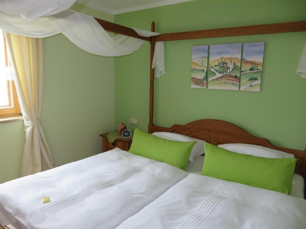 Postel nebo postele na pokoji v ubytování Ferienwohnung Ilona, Armin & Simon Funke