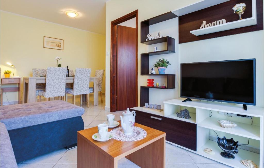 Televízia a/alebo spoločenská miestnosť v ubytovaní Two-Bedroom Apartment In Porec
