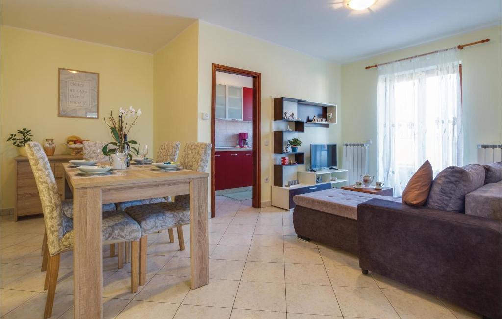 Kuchyňa alebo kuchynka v ubytovaní Two-Bedroom Apartment In Porec
