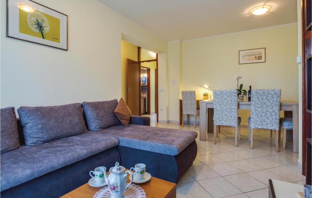 Posedenie v ubytovaní Two-Bedroom Apartment In Porec