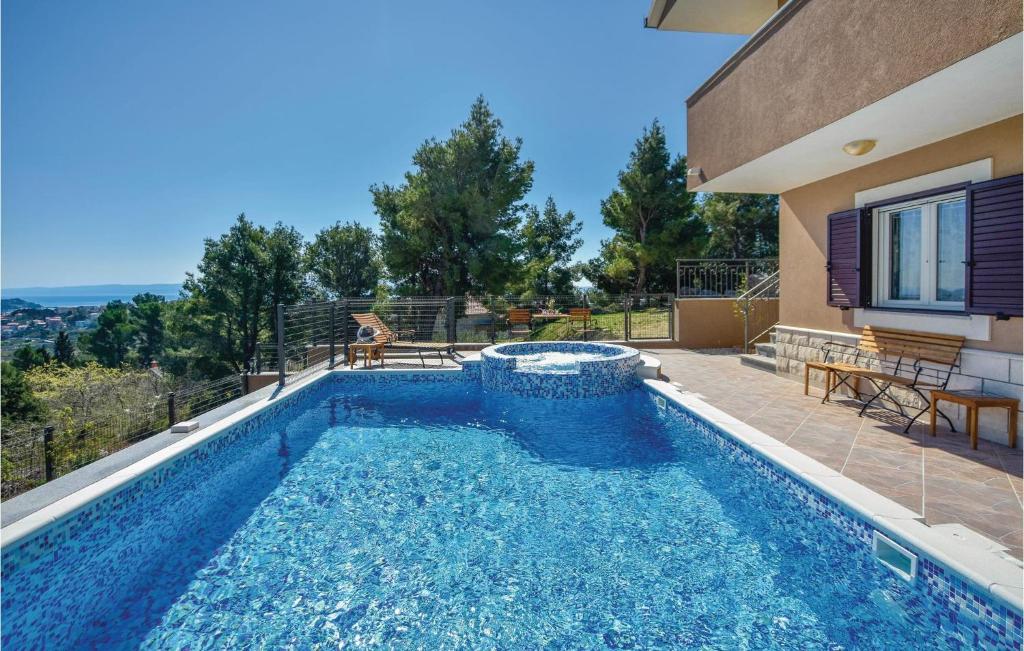 Bazén v ubytovaní Lovely Home In Split With Jacuzzi alebo v jeho blízkosti