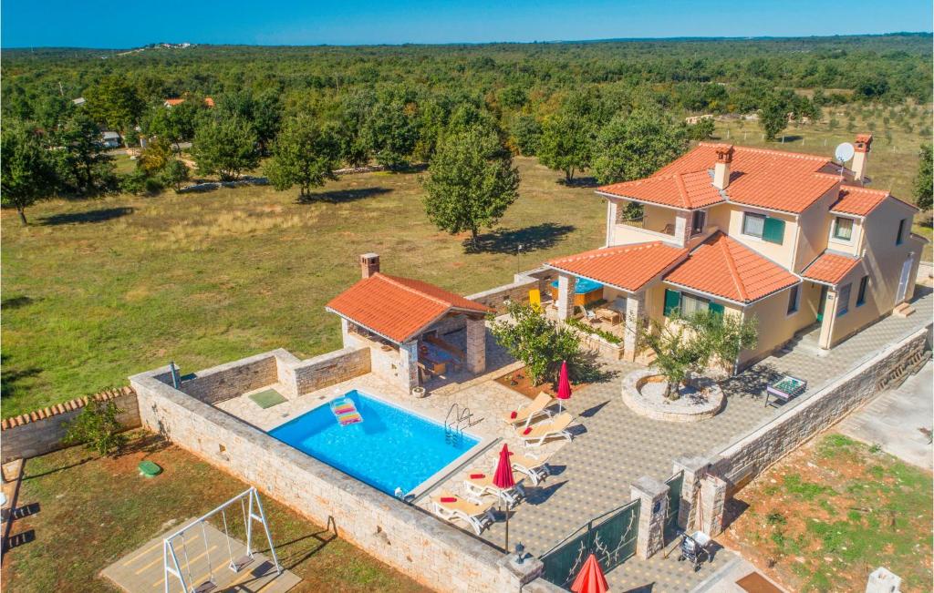 Amazing Home In Golubovo With Jacuzzi