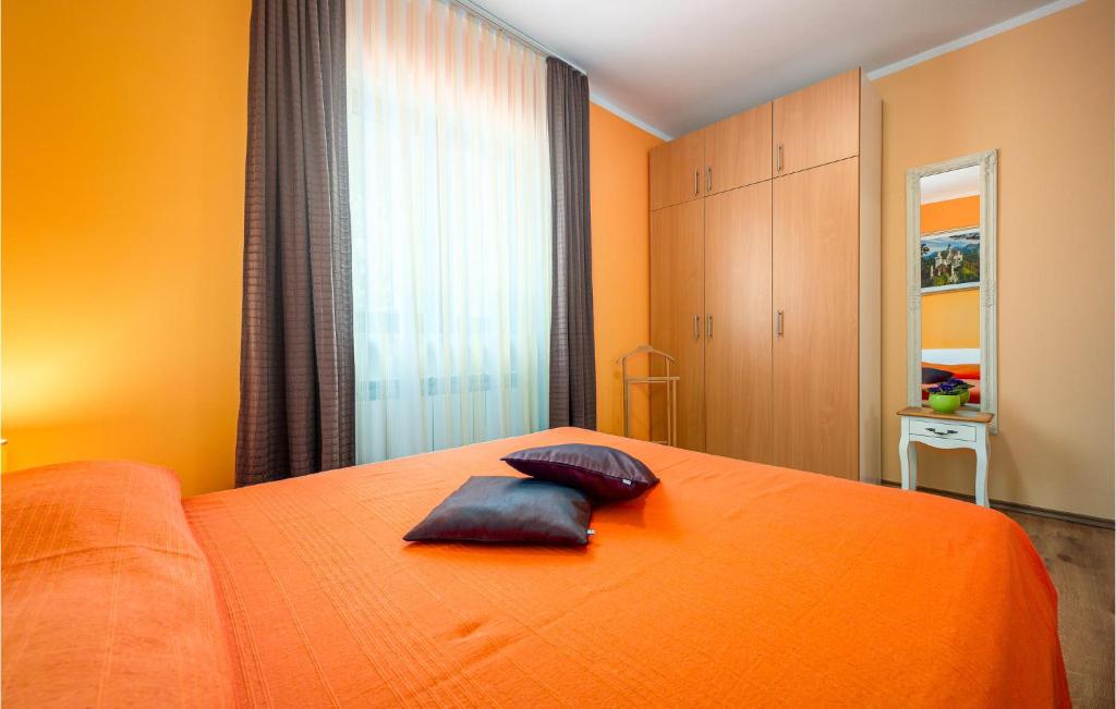 Łóżko lub łóżka w pokoju w obiekcie Two-Bedroom Holiday Home In Tinjan