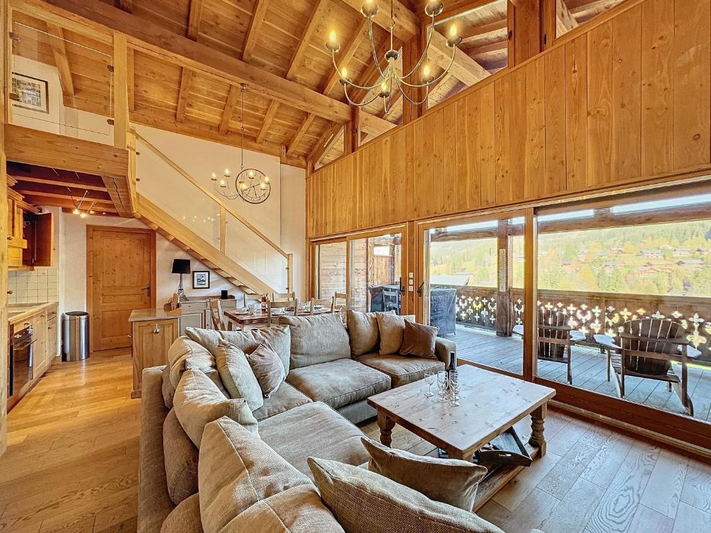 un grand salon avec un canapé et une table dans l'établissement Passa Franc - appartement- 8pers - proche piste, aux Gets