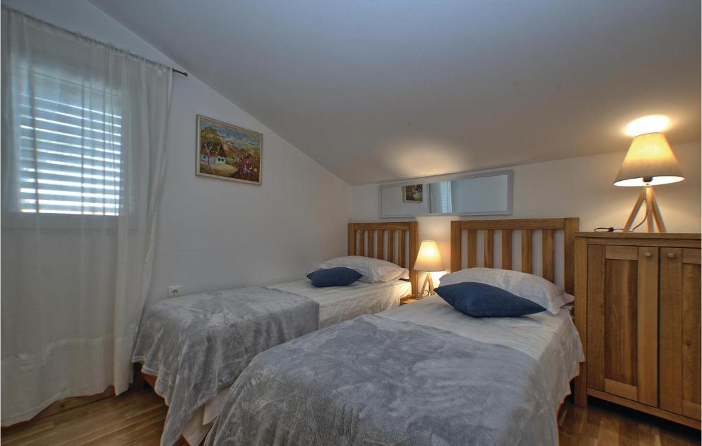 Postel nebo postele na pokoji v ubytování Six-Bedroom Holiday Home In Prizba