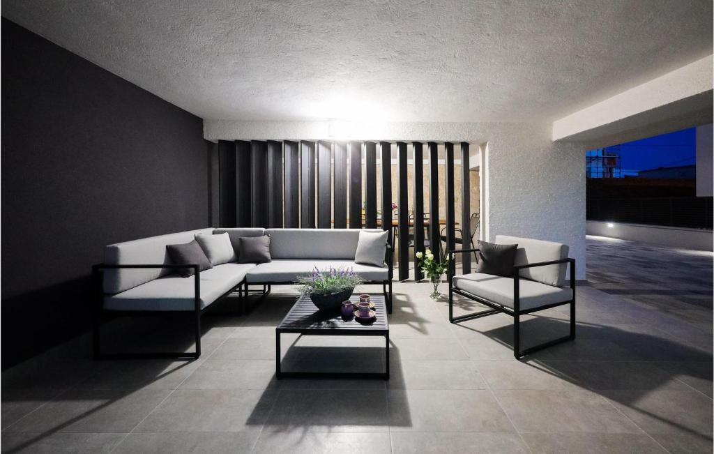 Posedenie v ubytovaní Beautiful Apartment In Zadar