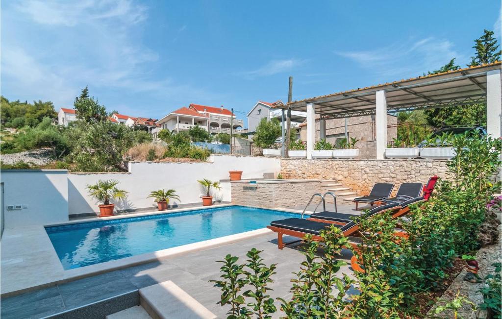 Bazén v ubytování Three-Bedroom Holiday Home In Sutivan nebo v jeho okolí