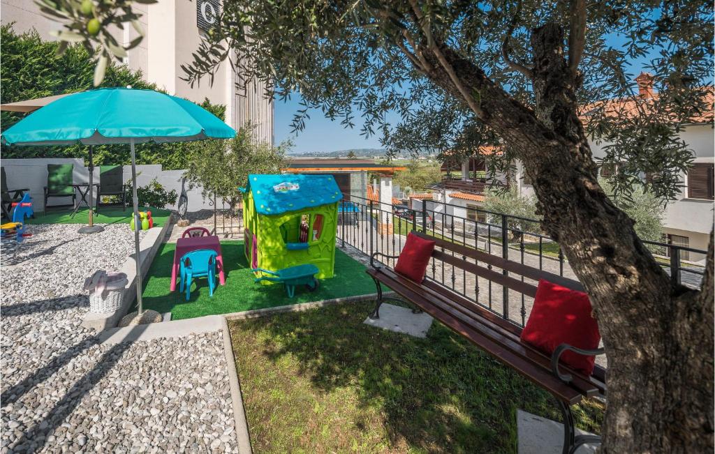Plac zabaw dla dzieci w obiekcie 3 Bedroom Nice Home In Plovanija
