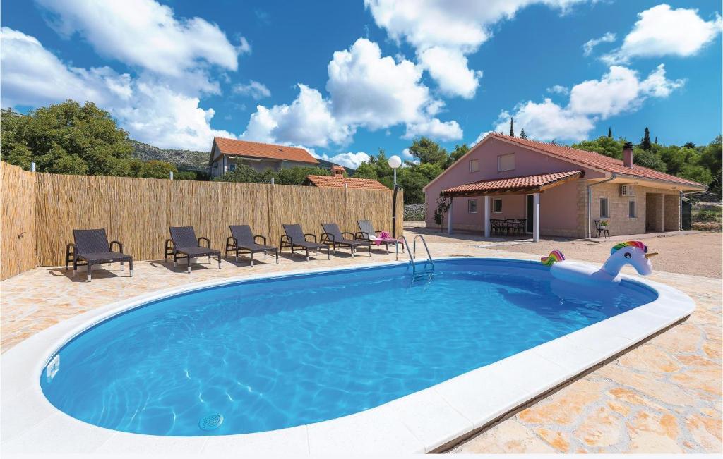 Three-Bedroom Holiday Home In Dubrava
