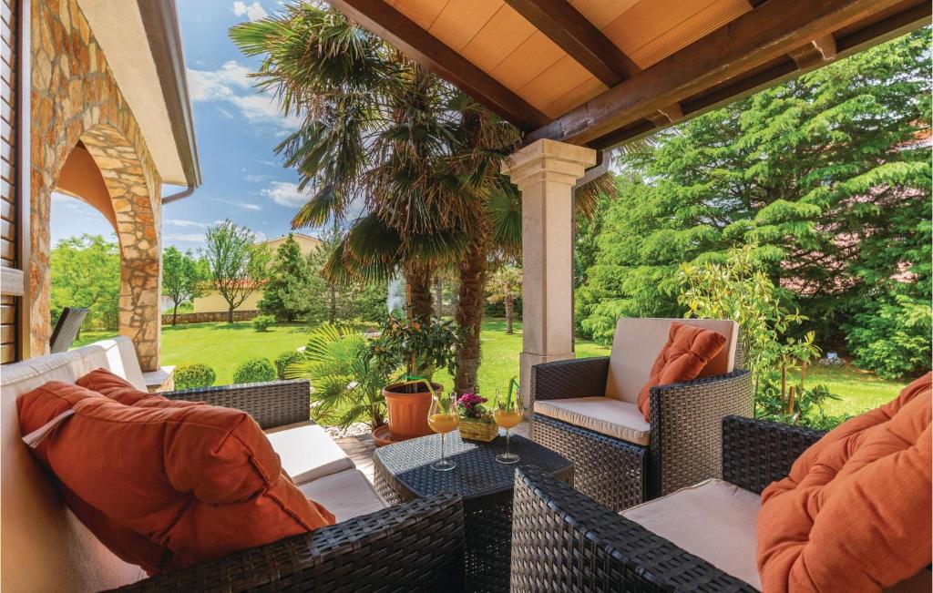 Vonkajšia záhrada v ubytovaní 5 Bedroom Beautiful Home In Labin