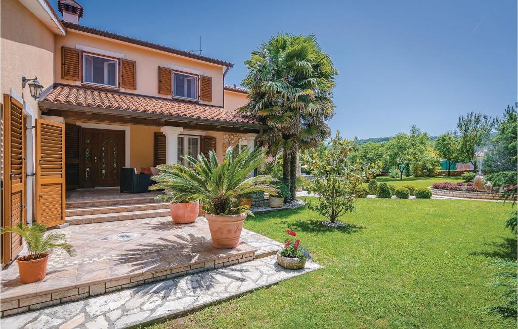 Vonkajšia záhrada v ubytovaní 5 Bedroom Beautiful Home In Labin